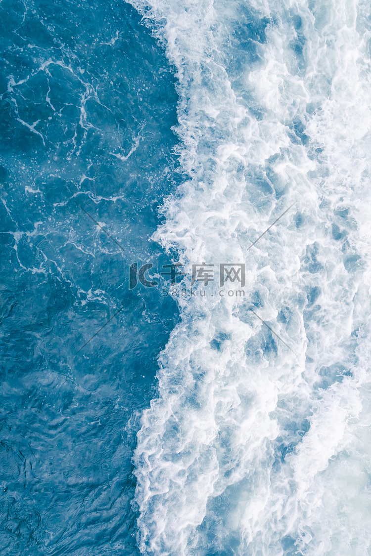 盛夏涨潮时淡蓝色海浪, 抽象海