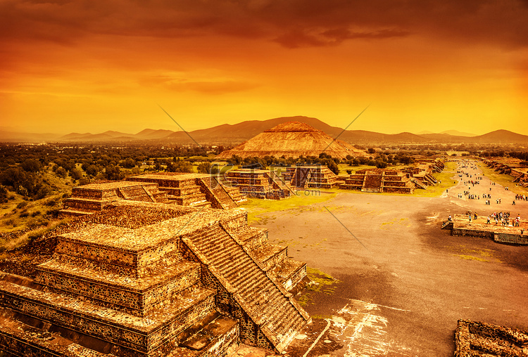 在日落的墨西哥金字塔