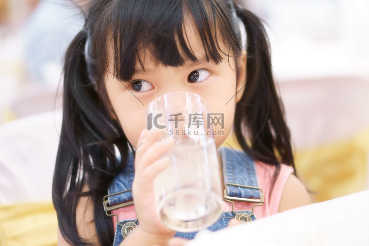 亚洲儿童可爱或小女孩口渴，喝冰