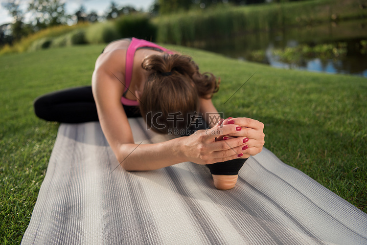 女人练习瑜伽垫上