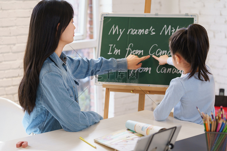 家教老师辅导小学生学习