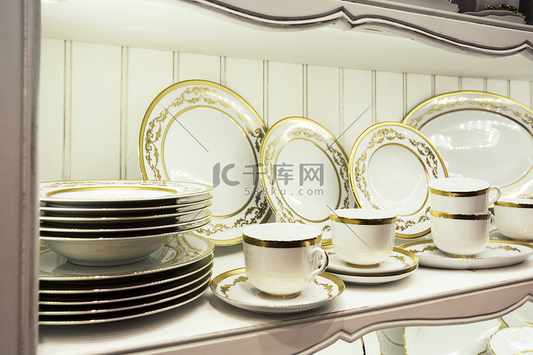 精美典雅的金制白色餐具