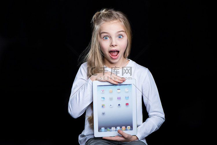 女孩与数字平板电脑