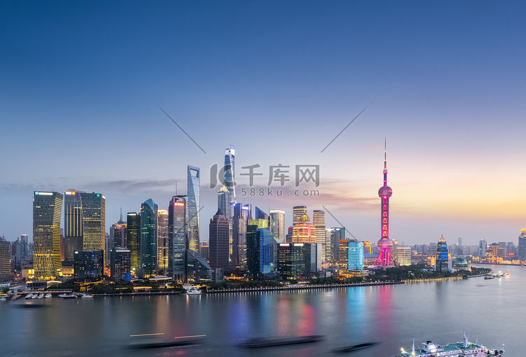 上海的夜景，美丽的黄浦江和浦东