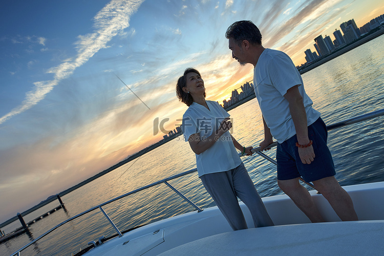 老年夫妇乘坐游艇出海
