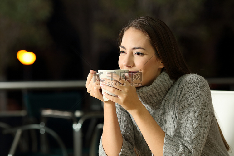 忧郁的女人在酒吧里享受咖啡的夜