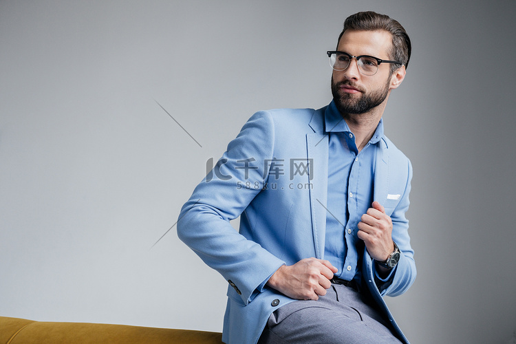 时尚英俊的人在眼镜和蓝色时髦西