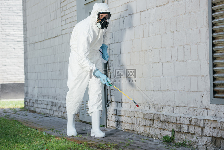 建筑墙面喷洒杀虫剂的害虫防治工