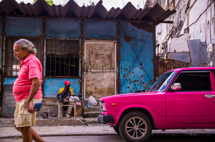 人与粉红色而作 im 哈瓦那，古巴