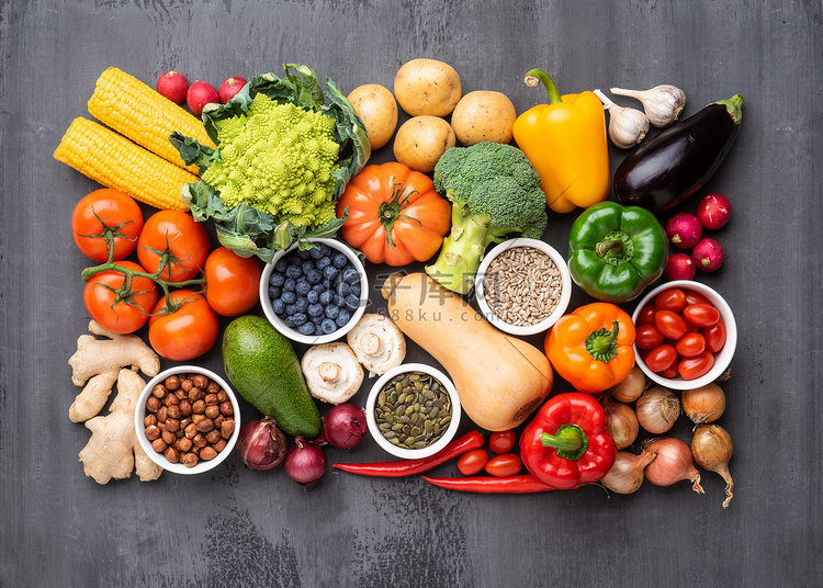 健康饮食配料：新鲜蔬菜、水果和