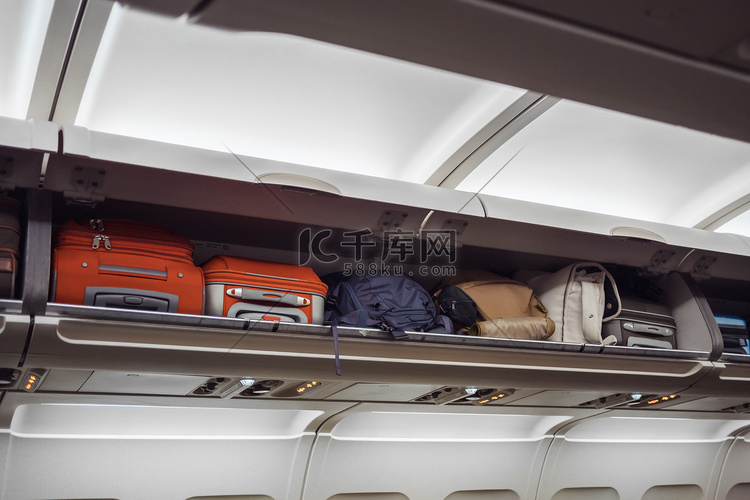 行李架, 行李放在飞机上。飞机