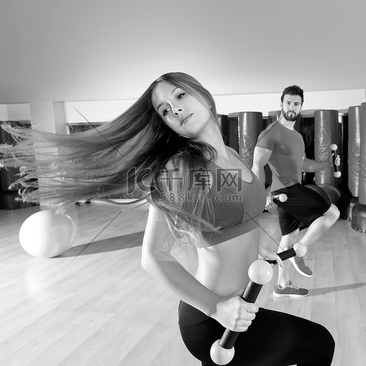 尊巴舞有氧运动人群在健身房