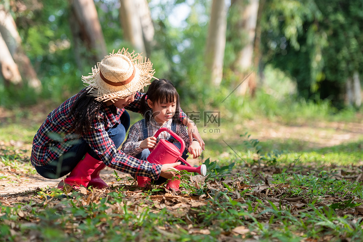 亚洲家庭的母亲和小女儿在大自然