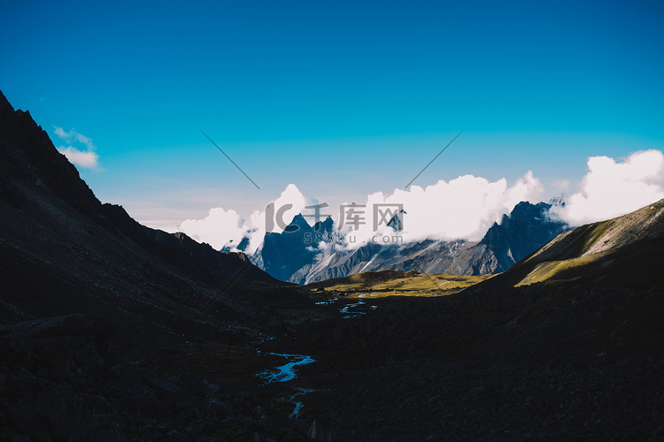 尼泊尔喜马拉雅山的美丽风景。层