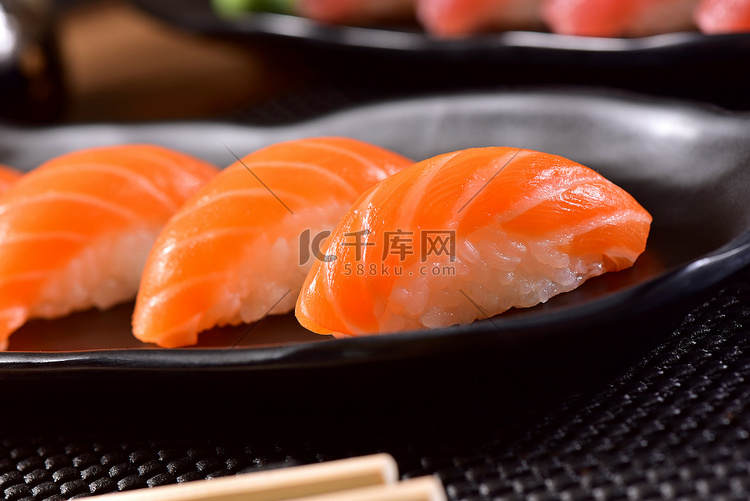 鲑鱼和金枪鱼握寿司
