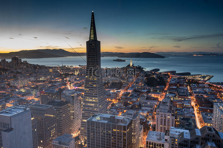 黄昏时旧金山金融区与海湾的鸟瞰