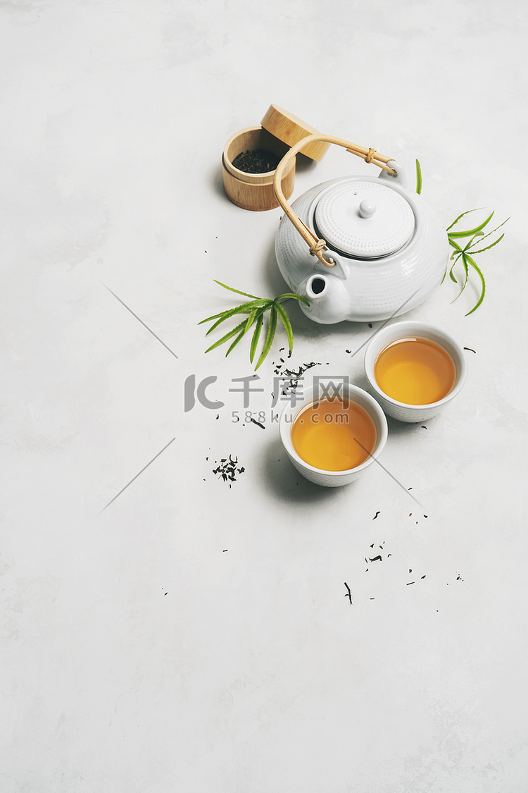 亚洲茶的概念，两杯白茶，茶壶，