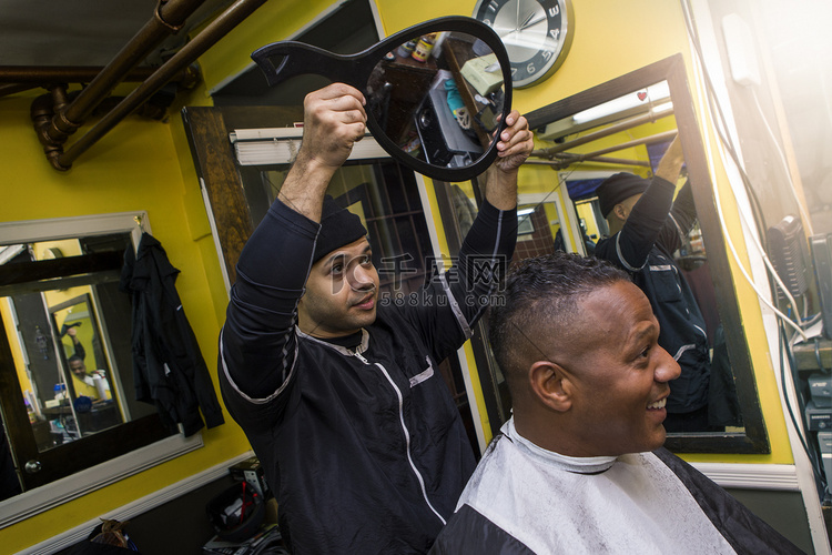 理发师到一家理发店中客户端显示