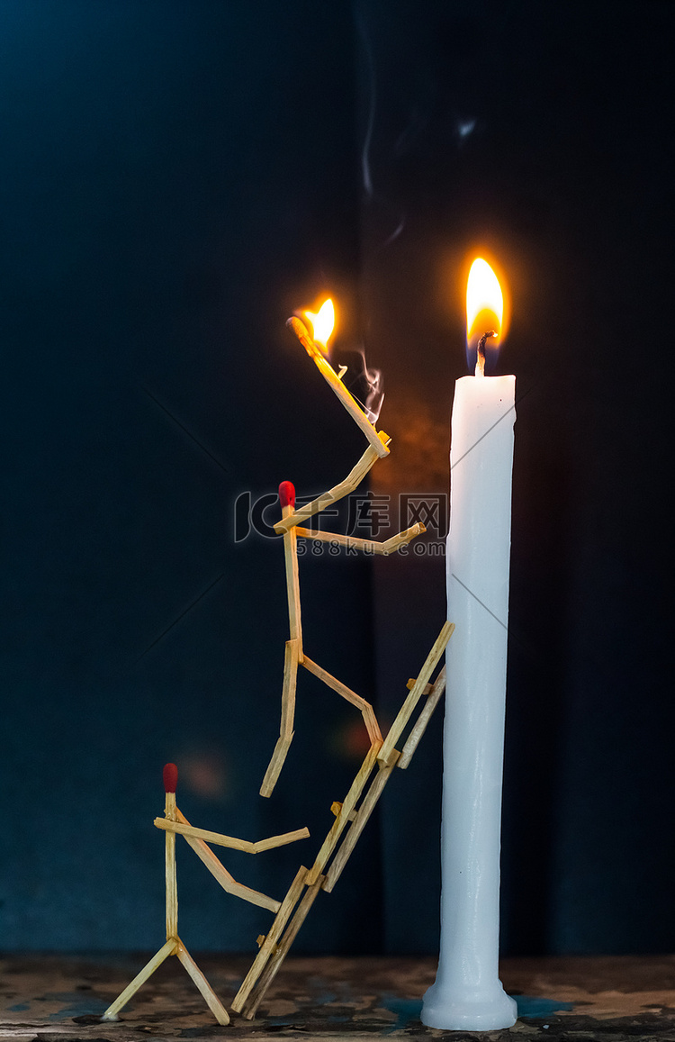 火柴棍的形状是男人点燃蜡烛，火