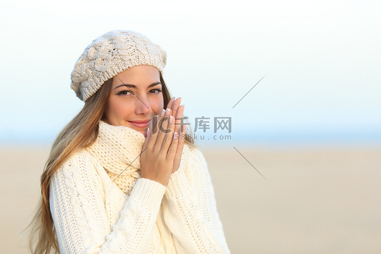热情地在沙滩上穿着冬天的女人