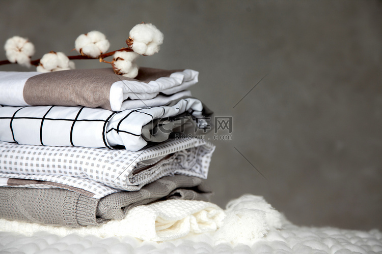 一堆堆叠叠在一起的保暖毛毯,图