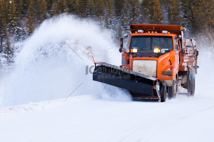 冬季雪灾过后, 雪犁清理道路,