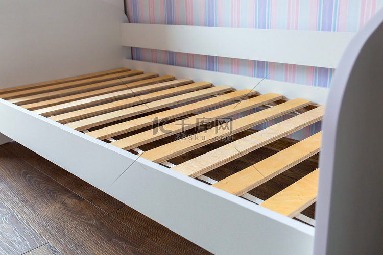儿童房组装木质床