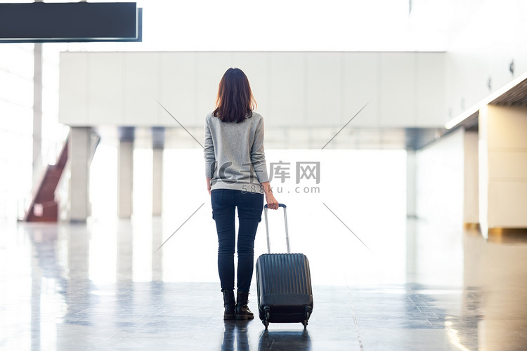 在机场候机楼的年轻女子游客随身