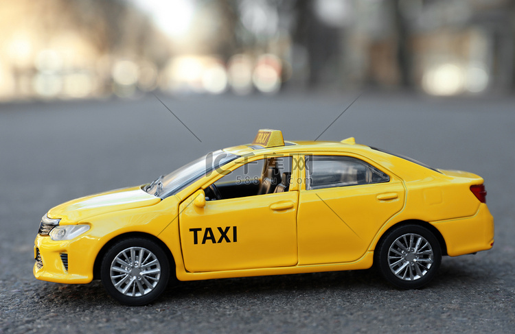 城市街道上的黄色出租车模型