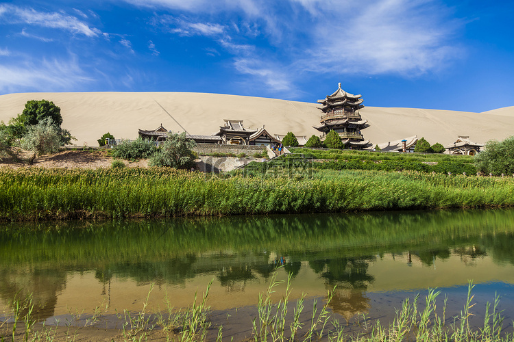 甘肃敦煌新月湖和明沙山，中国.