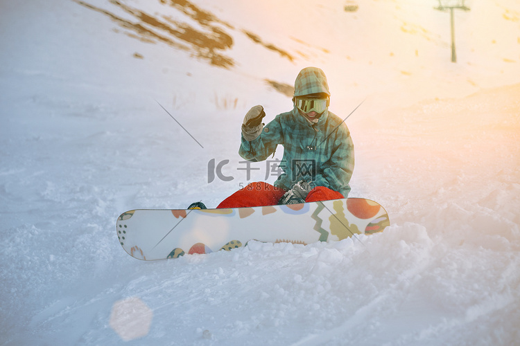 女孩学在冬天在山上滑雪