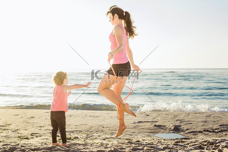 家庭锻炼-妈妈和女儿上海滩做操.