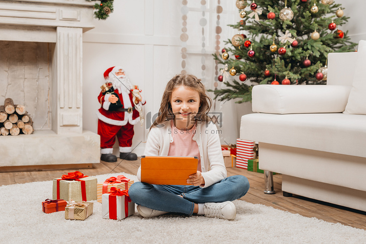 小孩子与平板电脑和礼物
