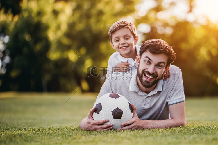 爸爸和儿子踢足球