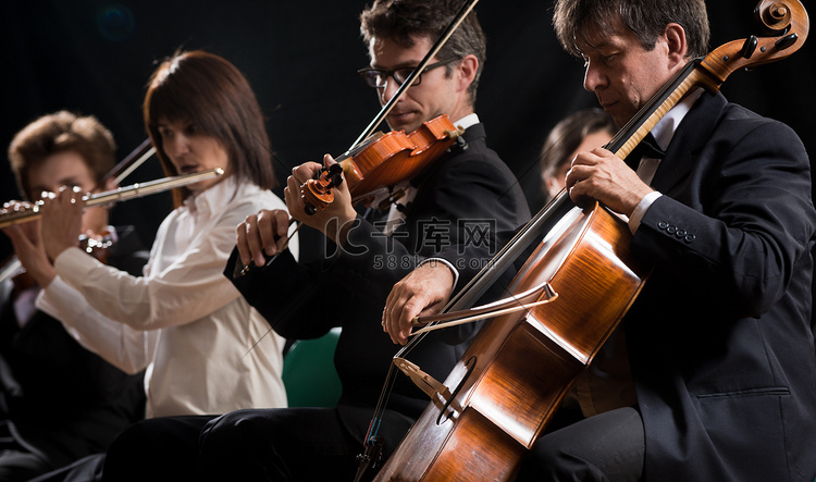 古典音乐音乐会： 交响乐团在舞