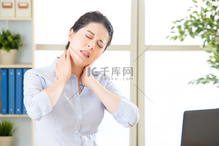 年轻的亚洲女商人脖子疼