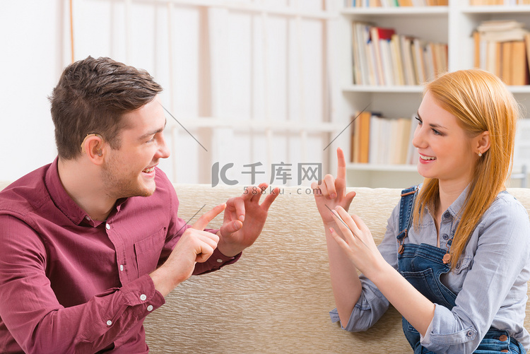 与他的女朋友使用手语聋人