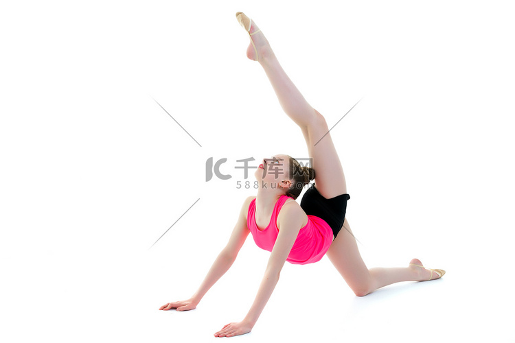 体操运动员在地板上表演杂技表演
