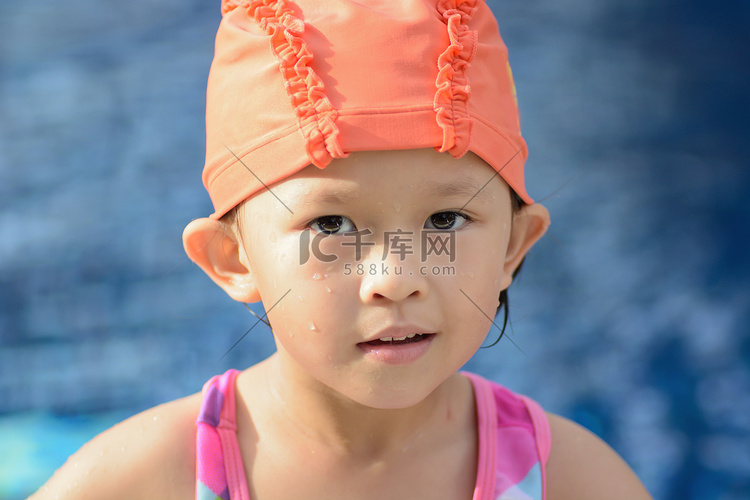 亚洲小女孩在游泳池