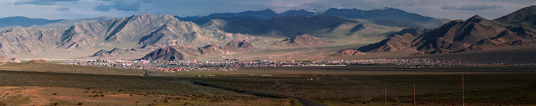 在蒙古的城市 olgiy 的全景