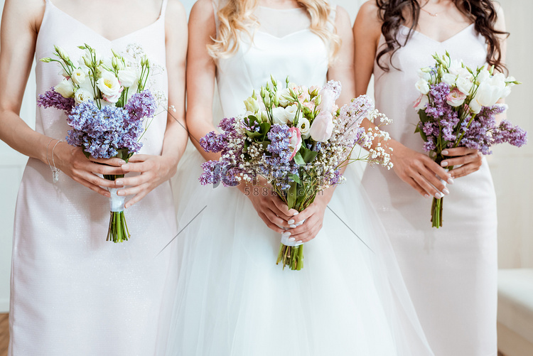 新娘与伴娘手持花束