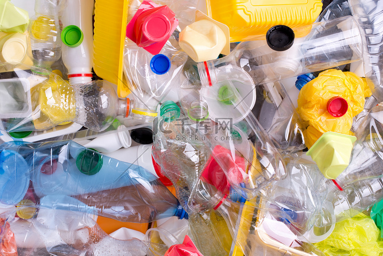 准备回收利用的塑料瓶和容器