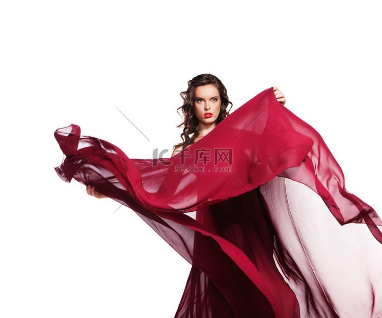 在飞行对风电的红裙子跳舞的女人