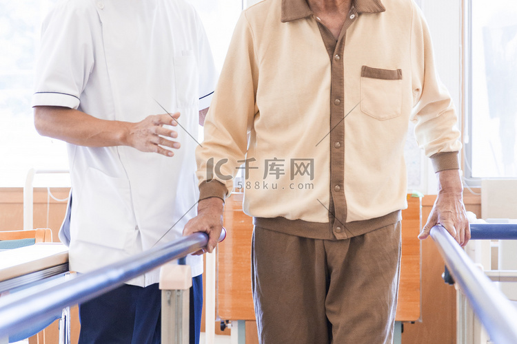 老年人在康复设施中行走，同时由