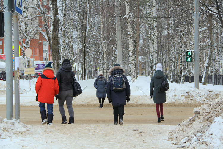 在冬季城市景观的背景下，一群人