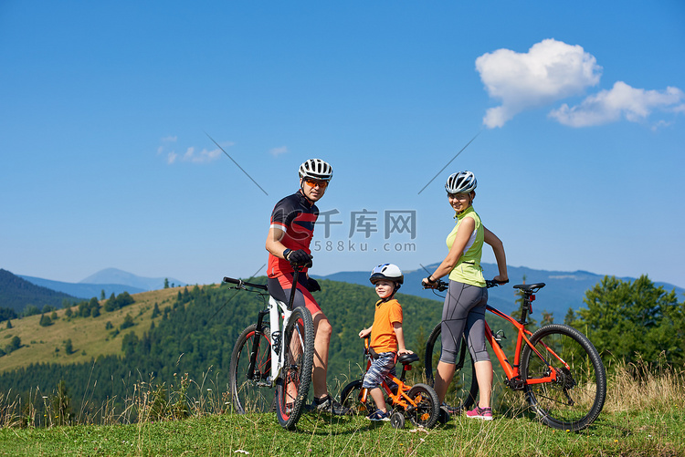 年轻的现代家庭游客坐在自行车上