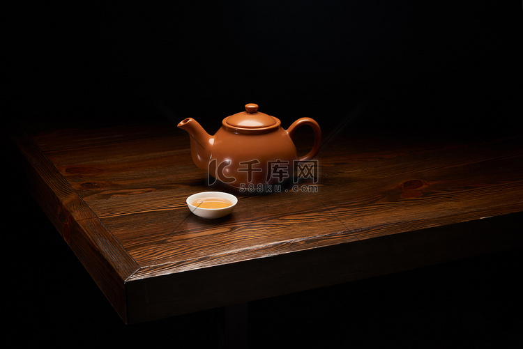 锅与传统的中国茶和杯子在木桌上