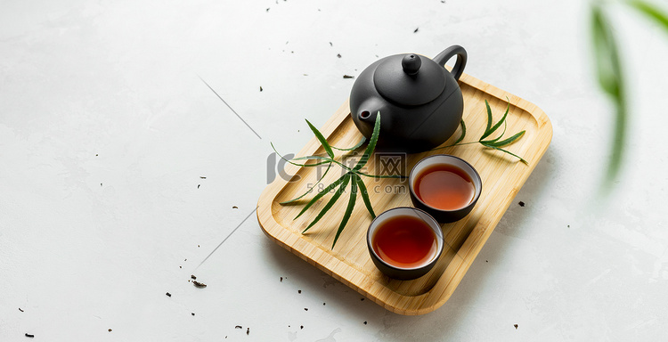 茶具与杯子和茶壶与白石表面文字