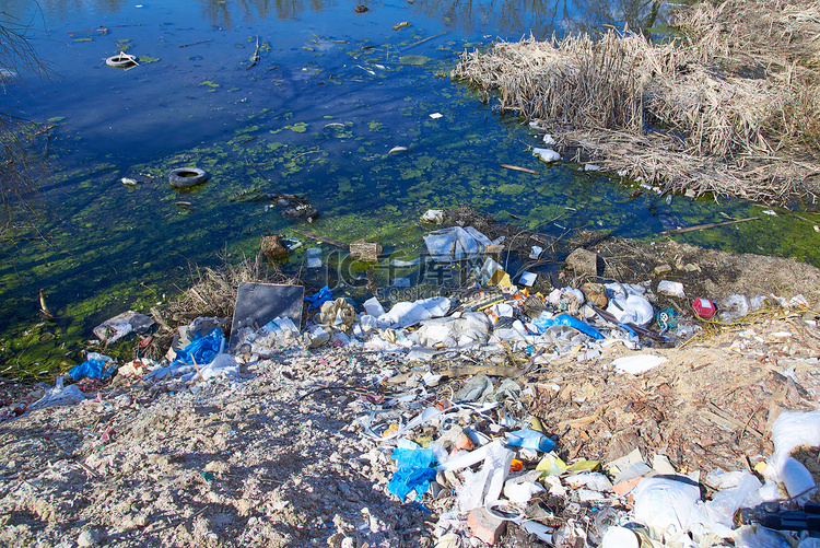 垃圾倒入干涸的河岸，成为环境污