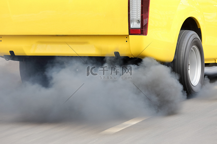 空气污染从道路上的车辆排气管